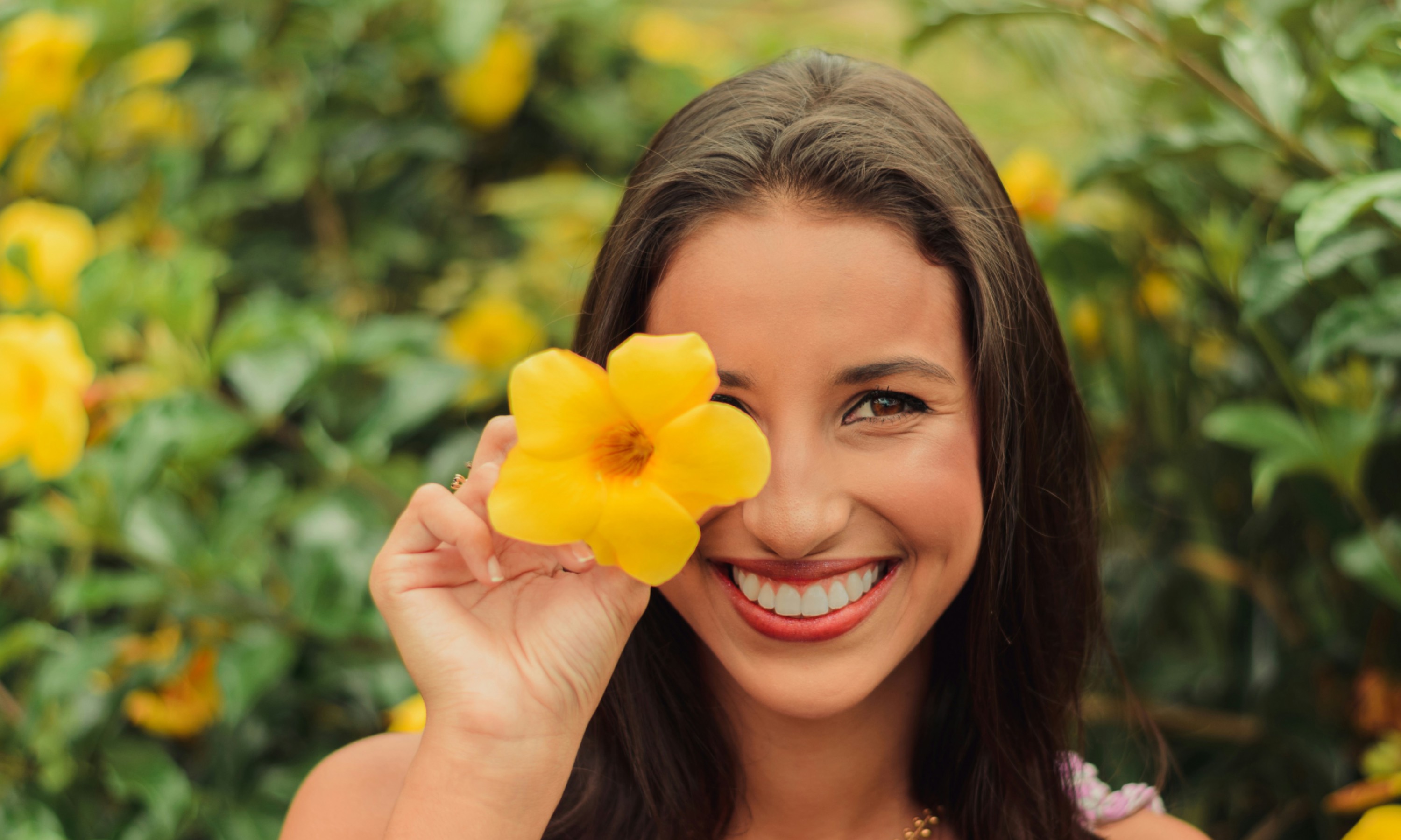 nasmijana zena s cvijetom